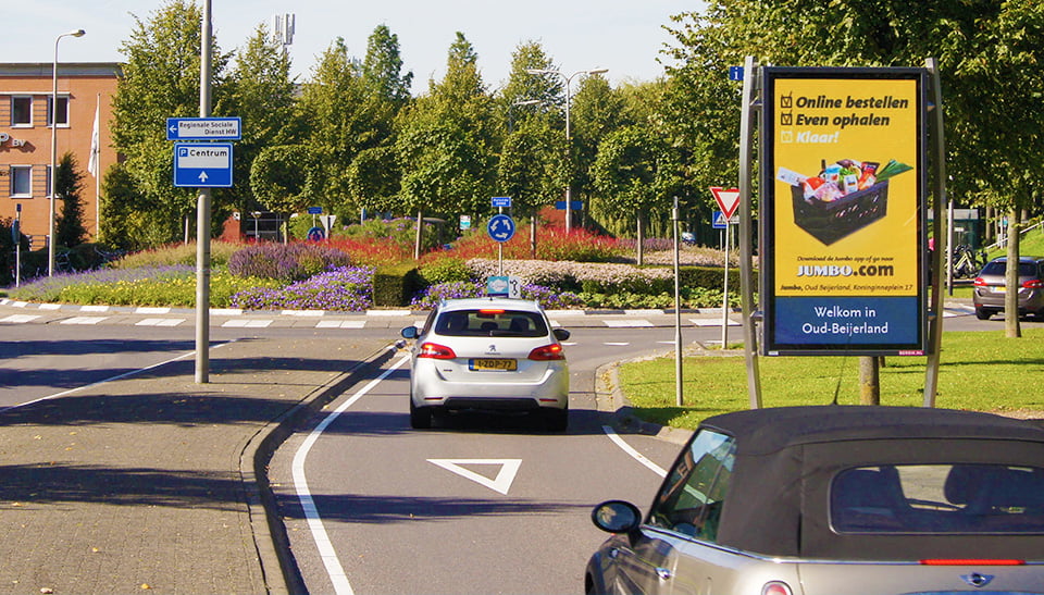 Digitaal reclamebord aan de Rotonde2000/Beneden Oostdijk in Oud-Beijerland