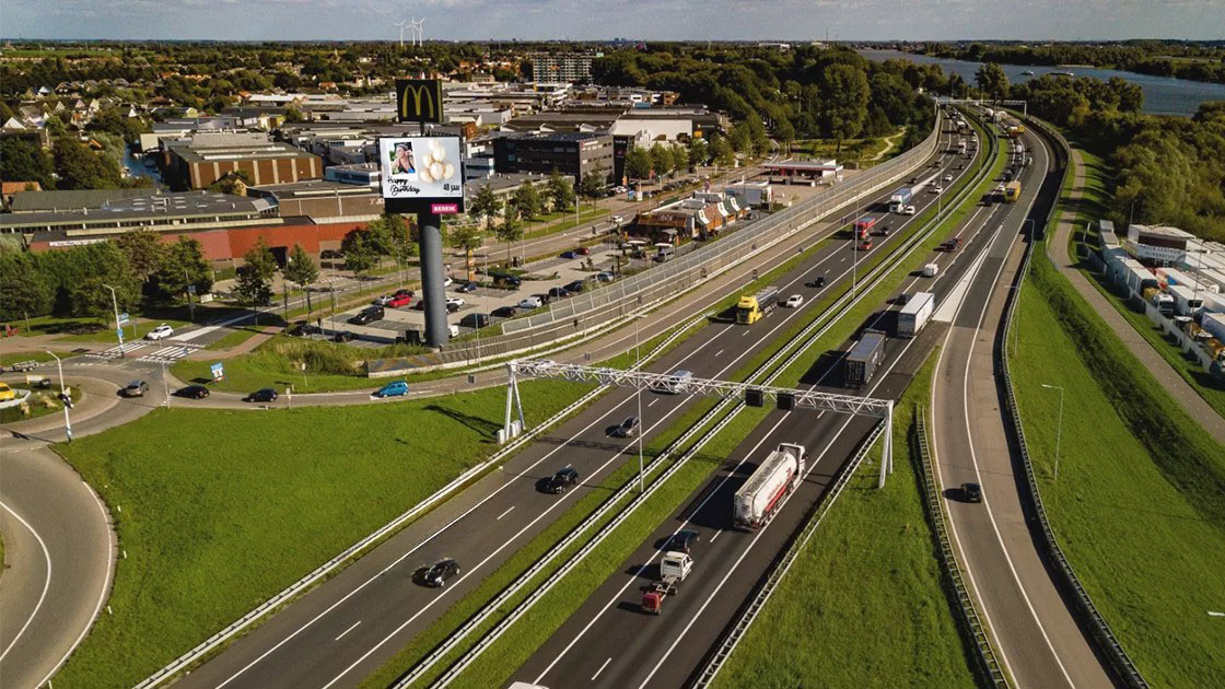 Snelwegreclame ter hoogte van A15 Hardinxveld Giessendam