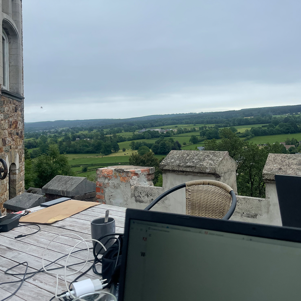 Het uitzicht vanaf het château tijdens het werken