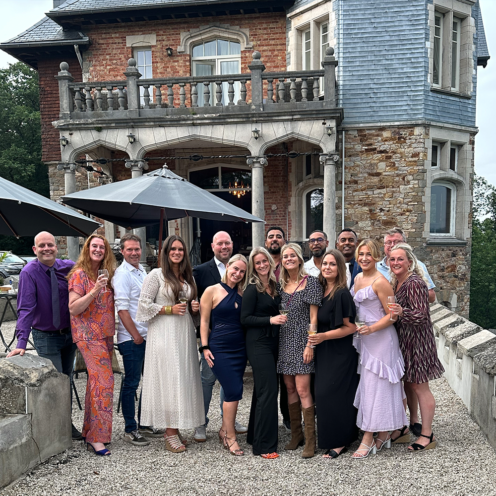 Team Bereik voor het chateau in de Ardennen